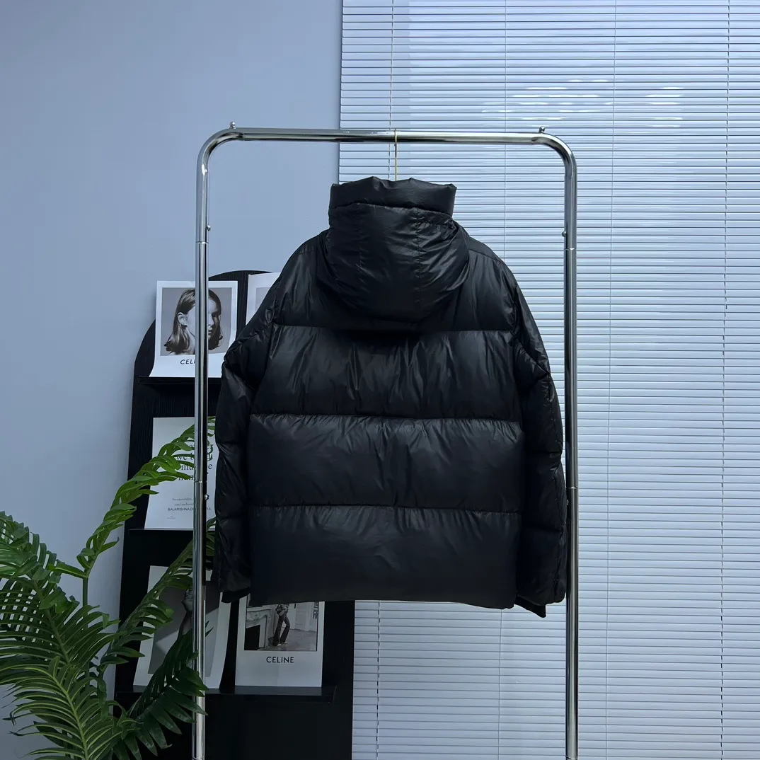 P760 𝘾𝘼𝙉𝘼𝘿𝘼 𝙂𝙊𝙊𝙎𝙀/Canada Goose 2023 Limited New Crofton Puff Down Jacket Pure Guangzhou Inspection 80 White Duck Down Filling‼  Top version, ceiling level‼ Crofton soft bread, the latest style in 2023, has a cold protection effect of up to level 4. It is made of recycled Feather-Light tear-resistant fabric. It is ultra-light and has no weight on the upper body at all! The unique black label highlights your temperament‼  Canada Goose, a Canadian brand, has always been recognized as the warmest down jacket. Various Instagram celebrities, Internet celebrities, and celebrities often wear it for street photos. I do Canada Goose every year, but I still can’t get rid of my love for geese. No matter how cold the winter is, there is no need to be afraid, because there are geese! Filled with 80% white duck down, Canada Goose is the legendary warmest down jacket and is known as a must-have for Arctic outdoor sports! The most popular down jacket in the world, celebrities are rushing to buy it, it is a must-have! Same style for men and women Size: S~XXL